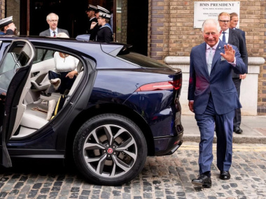 Carlo III, biocarburanti e full electric nel futuro del Re. Positive esperienze con Aston Martin DB6, Tesla Model S e Jaguar i-Pace