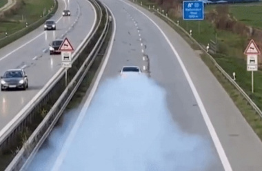 BMW M3 E90 avvolta dal fumo in autostrada: prima la corsa ad alta velocità, poi il guasto al motore [VIDEO]