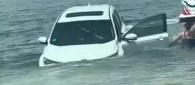 Honda CR-V: un video mostra il SUV che affonda lentamente in mare