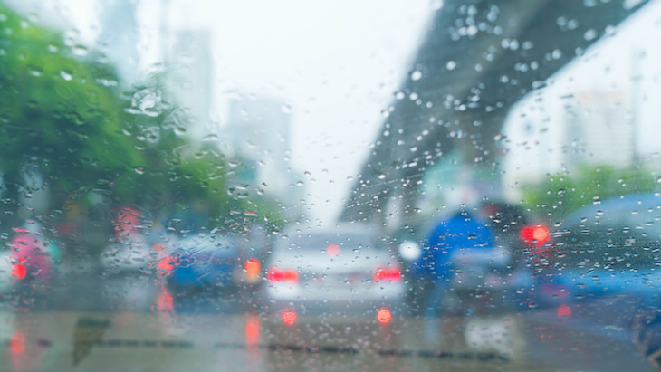 guida con la pioggia: i 6 consigli su come guidare sul bagnato