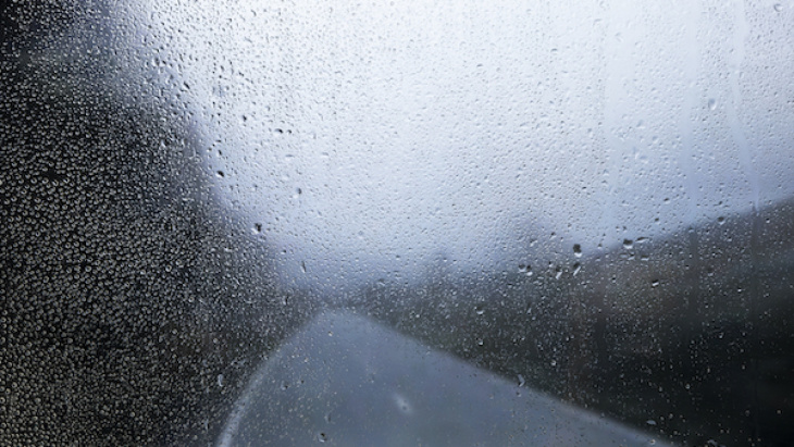 guida con la pioggia: i 6 consigli su come guidare sul bagnato