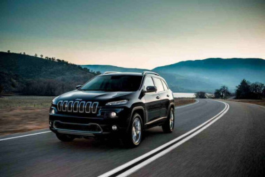 Stellantis richiama oltre 200.000 Jeep Cherokee per rischio incendio