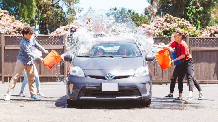 lavaggio dei vetri: la guida per farli splendere e guidare in sicurezza