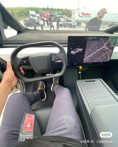 Tesla Cybertruck: primo sguardo all’abitacolo del nuovo EV