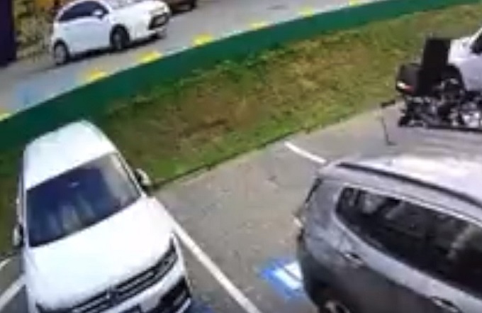 tenta di rubare il parcheggio a un altro automobilista, ma finisce malissimo 