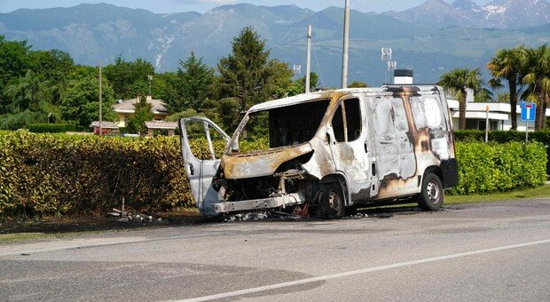 roveredo: furgone in fiamme, all'interno materiale elettrico