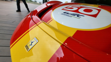 Ferrari SF90 Stradale: la livrea Rosso Le Mans celebra il ritorno alle corse endurance. Eccola IN VIDEO
