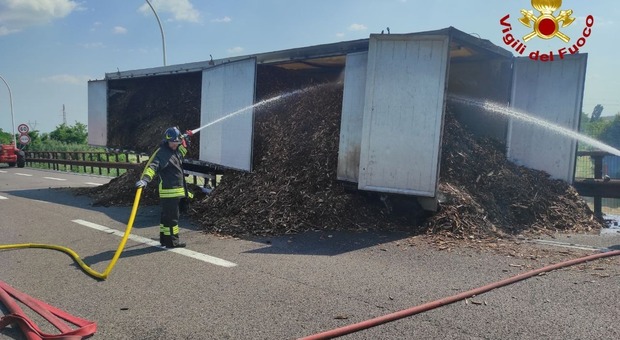 veicolo in fiamme sull'autostrada del brennero: code fino a 4 km e tratto chiuso