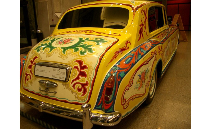 la rolls royce phantom v di john lennon: il viaggio psichedelico dell'iconica auto britannica