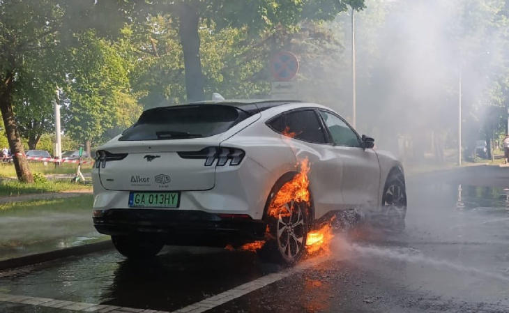 una ford mustang mach-e prende fuoco in polonia per ragioni sconosciute