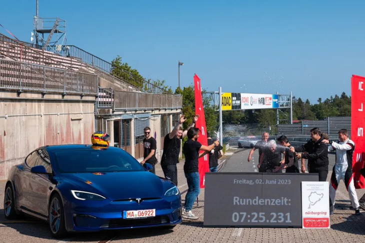 tesla model s plaid batte porsche taycan al nurburgring. record elettriche in 7:25.231 minuti contro i precedenti 7:33
