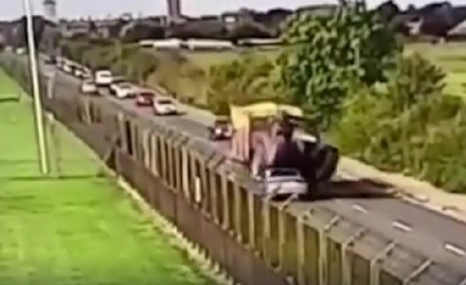 il trattore invade la corsia opposta, schiaccia una macchina e si ribalta 