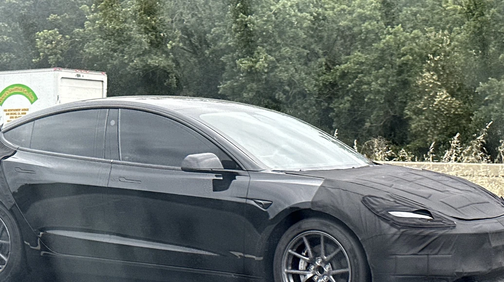 Tesla Model 3 restyling: le foto spia svelano nuovi dettagli