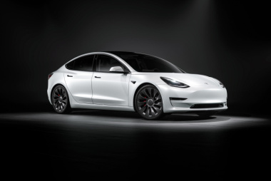 Tesla Model 3, nuove foto spia mostrano il restyling su strada