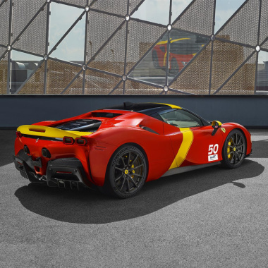 Ferrari SF90 Stradale: il brand celebra il ritorno a Le Mans con una livrea speciale [FOTO]
