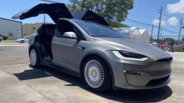 Tesla Model X trasformata nella macchina del tempo di “Ritorno al futuro” [FOTO e VIDEO]