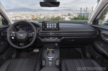 Honda ZR-V: caratteristiche, dimensioni, motore, interni, consumi, prezzo, guida su strada