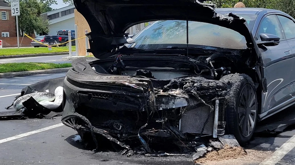 lucid air: la vettura elettrica prende fuoco mentre è ferma in un parcheggio dopo un test