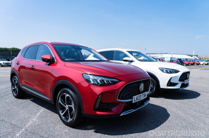 mg hs, mg ehs, android, hs e ehs: le c-suv rinnovate di mg parlano sempre più inglese