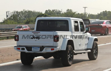 Jeep Gladiator 2024: il rinnovato pick-up non si nasconde più [FOTO SPIA]