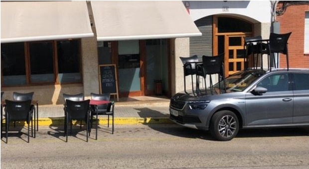 bar allestisce due tavoli sopra un'auto parcheggiata sullo spazio riservato al locale, è polemica