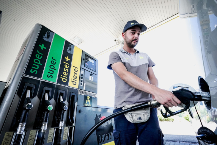 la benzina supera 2,5 euro al litro in autostrada
