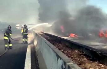 auto in fiamme oggi su autostrada a14, sette chilometri di coda