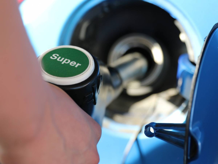 emergenza benzina. in autostrada costa più di 2,5 euro. ferragosto diventa roba da ricchi