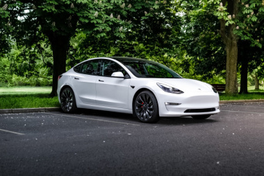 Tesla Model 3, si avvicina il momento del debutto del restyling. Nuove foto spia