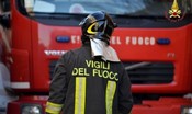 un autosalone è andato in fiamme vicino a roma, distrutte 10 auto