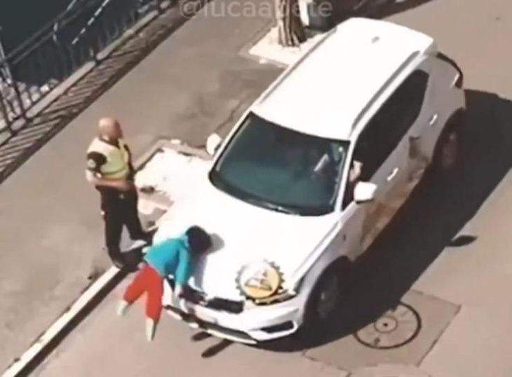 poliziotto davanti alla scuola lo lancia sotto un'auto che arriva a tutta velocità: il video fa tremare il cuore
