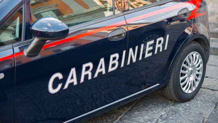 automobilista aggredisce i carabinieri