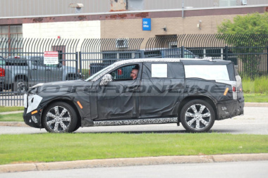 Cadillac Escalade IQ: test su strada per il nuovo SUV elettrico [FOTO SPIA]