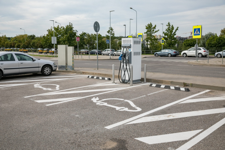incentivi auto elettriche per l'usato e infrastruttura, la lituania accelera