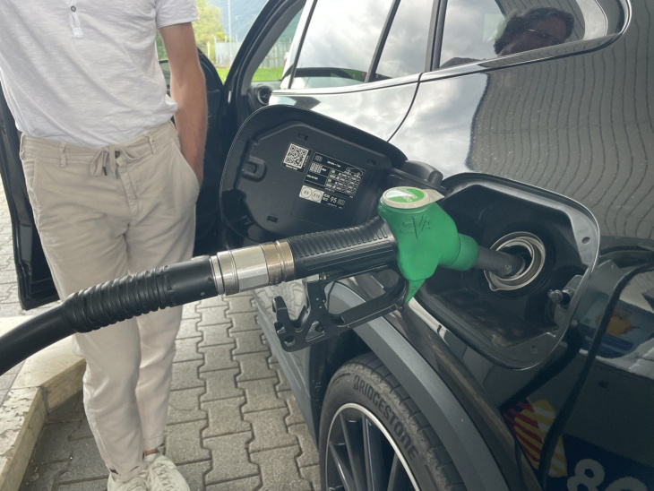 benzina ancora su in autostrada, al self è a 2,014 euro