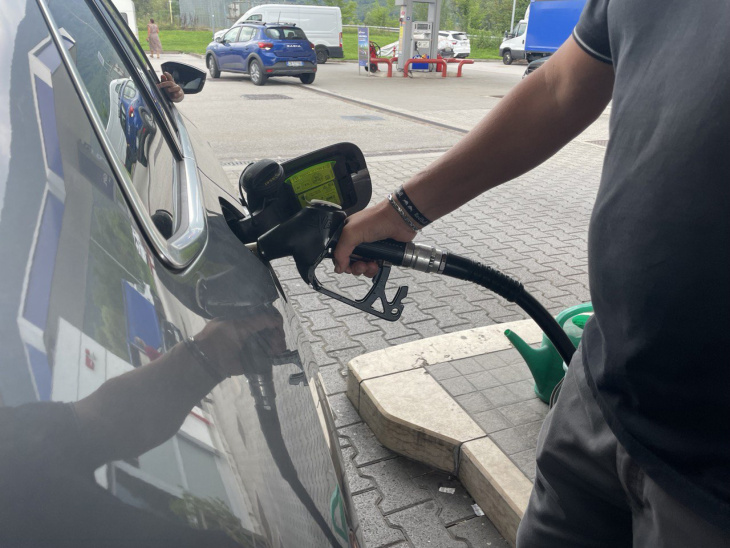 benzina aumenta ancora, al self in autostrada a 2,015 euro