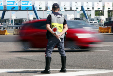 Padova, sfreccia a 223 km/h in Mini Cooper sull’A4: fermato dalla polizia stradale