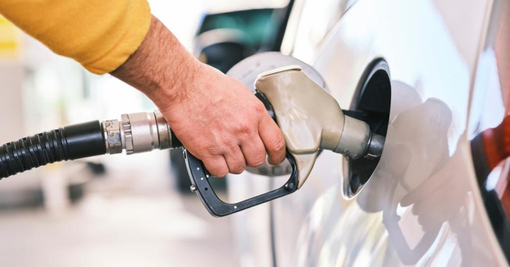 benzina oltre i 2 euro al litro: quali sono le regioni in cui costa meno