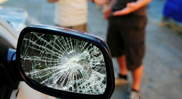 padova. truffa dello specchietto, sorpreso a lanciare sassi contro le auto: denunciato 37enne