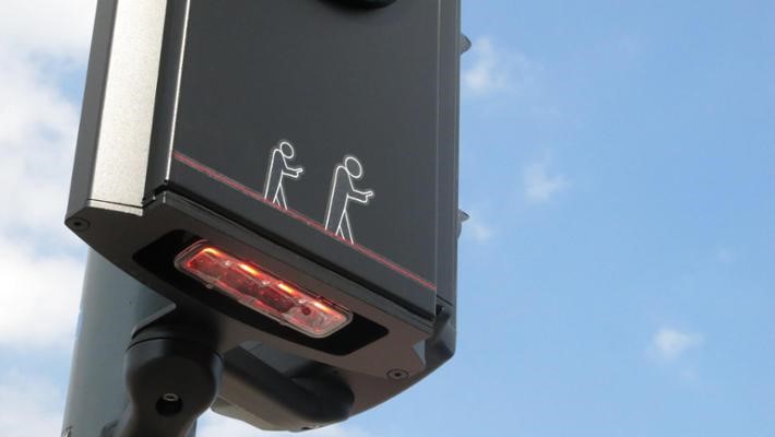marciapiede: luce rossa aiuta i pedoni distratti dal telefonino