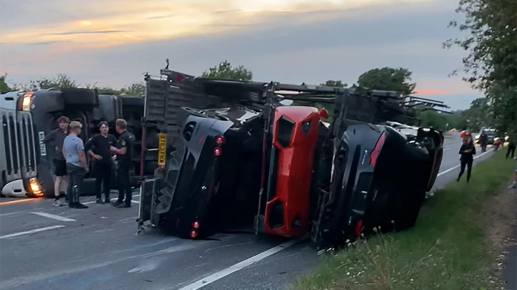 Supercar dal valore milionario sono andate distrutte in un incidente con un camion [VIDEO]