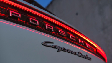 Porsche Cayenne Turbo E-Hybrid 2024: debutta il nuovo SUV ibrido plug-in da 739 CV [FOTO]