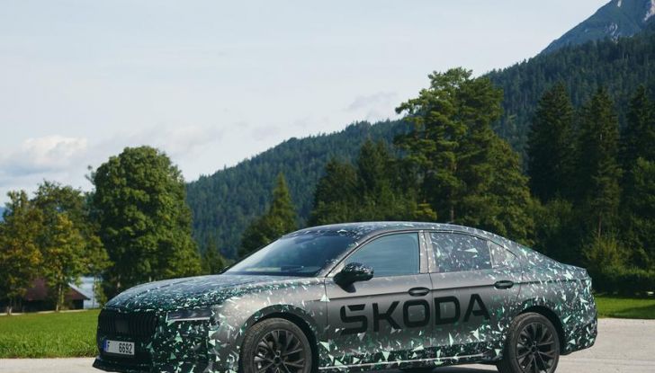 ibride,, skoda superb 2024: primo assaggio della berlina di quarta generazione