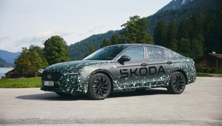 ibride,, skoda superb 2024: primo assaggio della berlina di quarta generazione