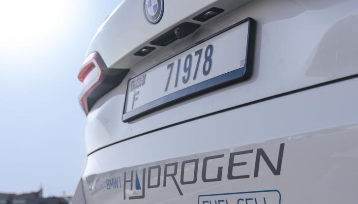 elettriche,, bmw ix5 hydrogen: test estremi conclusi positivamente negli emirati arabi uniti