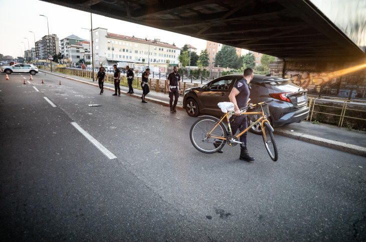 milano, ciclista investita da un'auto: è grave