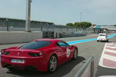 Una vecchia Citroen 2CV sfida in pista una Ferrari 458: il video è al cardiopalma e il finale imprevisto