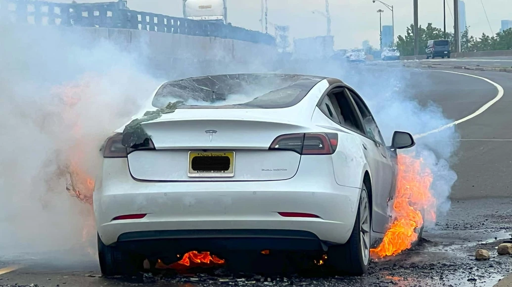 Una Tesla Model 3 prende fuoco dopo aver urtato un oggetto sulla strada [VIDEO]
