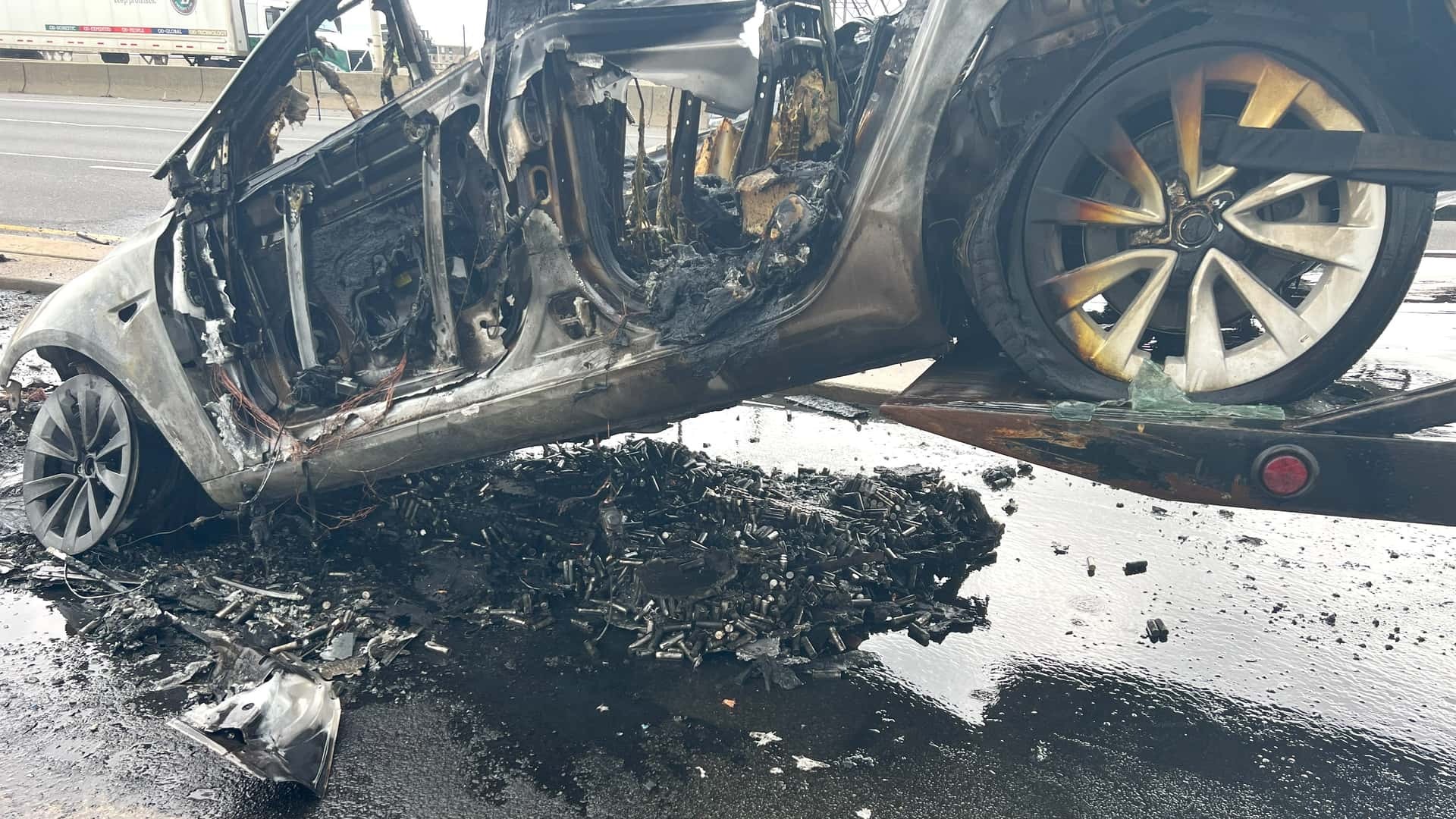 una tesla model 3 prende fuoco dopo aver urtato un oggetto sulla strada 