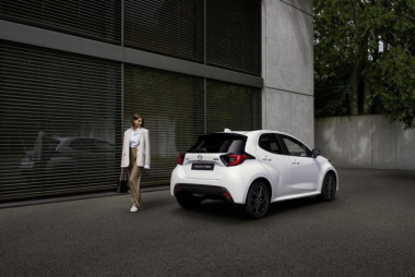 Mazda 2 restyling: nuovo frontale per il modello 2024, l'alleanza con Toyota funziona